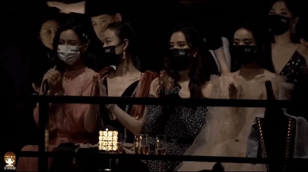 Triệu Lệ Dĩnh không giấu được vẻ gượng gạo khi ngồi cạnh Nghê Ni.