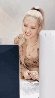 Rosé vui vẻ trò chuyện với fan