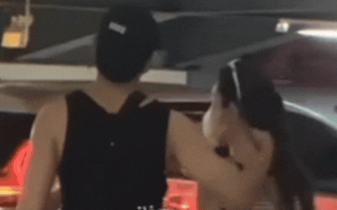 Võ Cảnh có hành động thân thiết với Thúy Ngân ở sân bay.