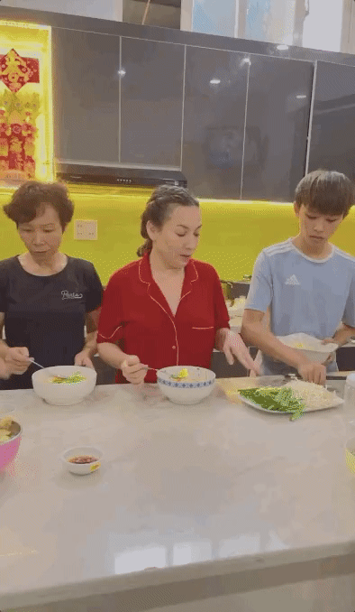 Phi Nhung và hai mẹ con Hồ Văn Cường vui vẻ cười đùa. Phi Nhung và hai mẹ con Hồ Văn Cường vui vẻ cười đùa.