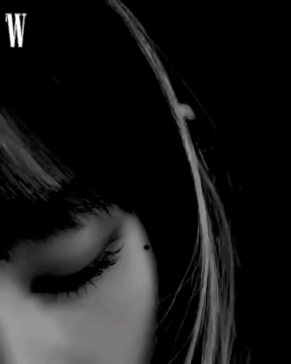 Lisa nhá hàng mái tóc sói xám Lisa nhá hàng mái tóc sói xám