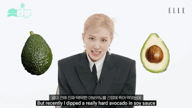 Rosé đang tập ăn bơ