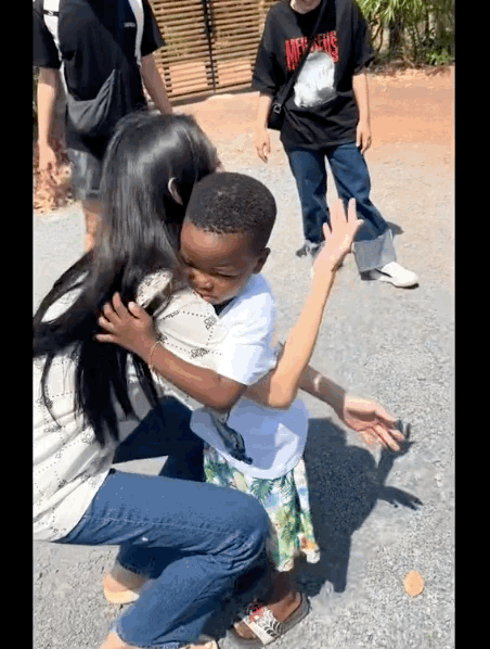 Cậu bé rất quyến luyến nàng hậu. Cậu bé rất quyến luyến nàng hậu.