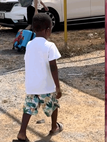 Cậu nhóc vừa đi vừa ngoái lại nhìn Thùy Tiên. Cậu nhóc vừa đi vừa ngoái lại nhìn Thùy Tiên.