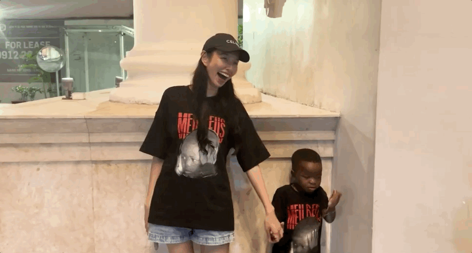 Lôi Con nhanh chóng thân thiết với Thùy Tiên khi gặp lại. Lôi Con nhanh chóng thân thiết với Thùy Tiên khi gặp lại.