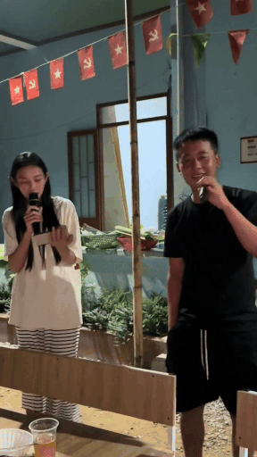 Sau khi hoàn thành công việc, cả hai đã có khoảnh khắc vui vẻ, thoải mái bên nhau. Sau khi hoàn thành công việc, cả hai đã có khoảnh khắc vui vẻ, thoải mái bên nhau.