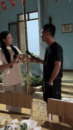 Sau khi hoàn thành công việc, cả hai đã có khoảnh khắc vui vẻ, thoải mái bên nhau. Sau khi hoàn thành công việc, cả hai đã có khoảnh khắc vui vẻ, thoải mái bên nhau.