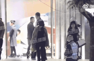 Nhưng video này cho thấy vóc dáng cô khá gọn gàng. Nhưng video này cho thấy vóc dáng cô khá gọn gàng.