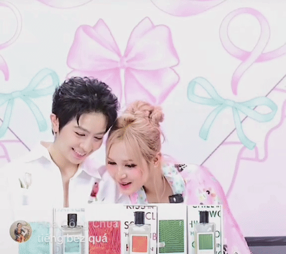 Cử chỉ ngọt lịm tim của cặp đôi giờ đây đang viral trở lại. Cử chỉ ngọt lịm tim của cặp đôi giờ đây đang viral trở lại.