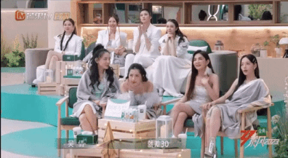 Chi Pu không vui ra mặt khi đội Amber thua cuộc. Chi Pu không vui ra mặt khi đội Amber thua cuộc.