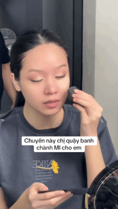 Nàng hậu đã học làm tóc, trang điểm rất chỉn chu. Nàng hậu đã học làm tóc, trang điểm rất chỉn chu.