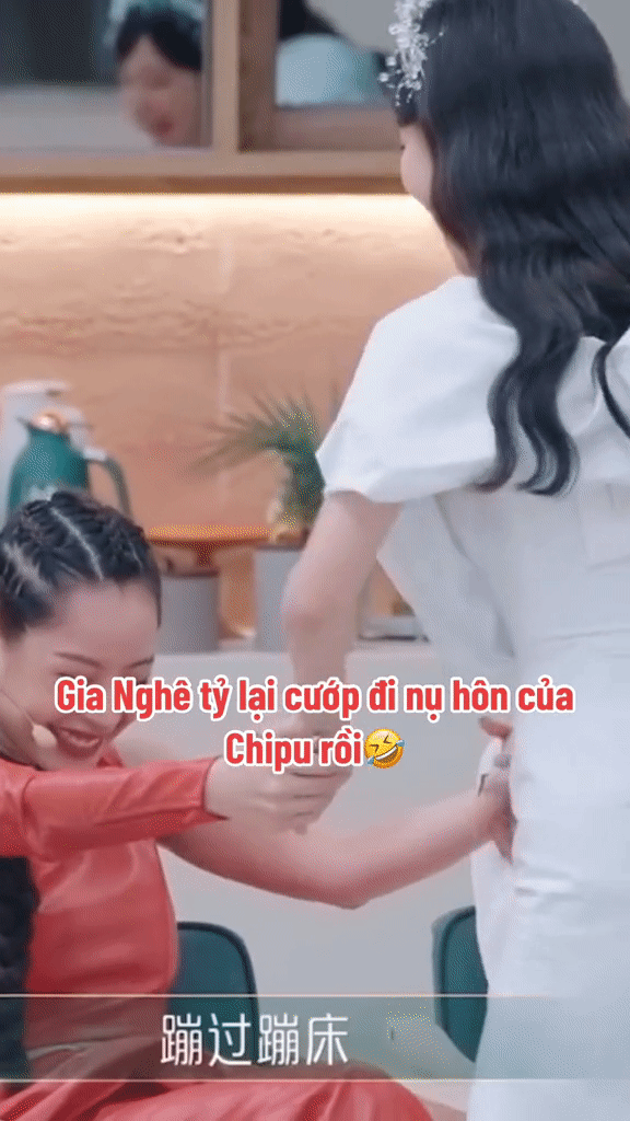 Chi Pu và Trương Gia Nghê thân thiết trong hậu trường.