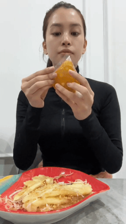 Nàng hậu trổ tài làm mukbang trong clip mới.