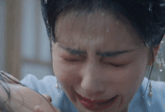 Cô bị phàn nàn là kiểm soát khẩu hình chưa tốt.