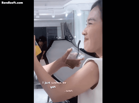 Khả Ngân và Thanh Sơn vui vẻ đổi nước cho nhau. Khả Ngân và Thanh Sơn vui vẻ đổi nước cho nhau.