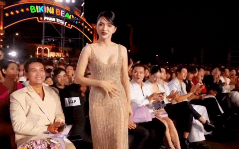 Hương Giang loạng choạng suýt ngã khi chuẩn bị lên sân khấu. Hương Giang loạng choạng suýt ngã khi chuẩn bị lên sân khấu.