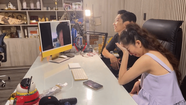 Khánh Thi bật khóc khi phải xa con lâu ngày.