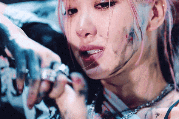 Rosé được khen diễn cảnh khóc rất đạt