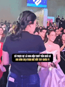 Nàng hậu vô tình không nhìn thấy H'Hen Niê vẫy tay chào mình. Nguồn video: tran.ghuy Nàng hậu vô tình không nhìn thấy H'Hen Niê vẫy tay chào mình. Nguồn video: tran.ghuy