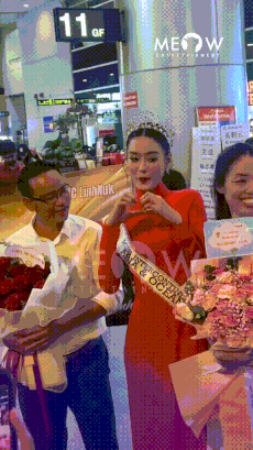 Hành động được cho là kém tinh tế của Khánh Linh bị khán giả ghi lại được. Nguồn: Meow Hành động được cho là kém tinh tế của Khánh Linh bị khán giả ghi lại được. Nguồn: Meow