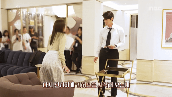 Hóa ra đây không phải cái nắm tay đơn thuần. Hóa ra đây không phải cái nắm tay đơn thuần.