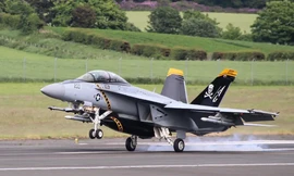 Tiêm kích rơi sau tiếng nổ như trúng tên lửa, 2 phi công thoát nạn 