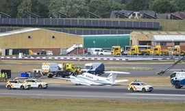 Máy bay hạ cánh như đi vào lòng đất, 3 người may mắn thoát nạn