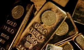 Giá vàng tăng nhẹ, USD đảo chiều 
