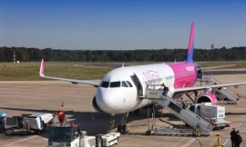 Hai người bị bắt vì đuổi theo máy bay 