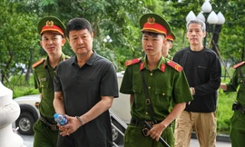 Cảnh sát dẫn giải nhóm bị cáo trong vụ đánh bạc 106 triệu USD tại khách sạn Pullman