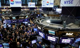 Phố Wall đỏ lửa, giá vàng thế giới tiếp tục lao dốc 