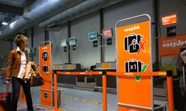 Lý do hãng bay thu phí hành lý xách tay 'rất gắt'