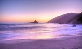 Hiện tượng đặc biệt hiếm gặp: Cát biển màu tím 