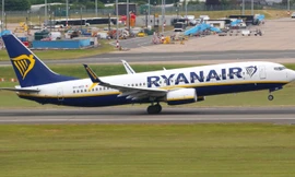 Bất thường hành khách xé nát hộ chiếu rồi... ăn 