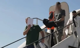 Cảnh quay hiếm hoi tiết lộ chuyện xảy ra trên chuyến bay trục xuất tội phạm