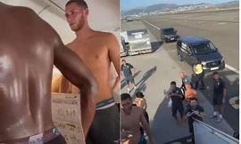 Bất ngờ cả dàn cầu thủ cởi đồ, trần trụi trên máy bay