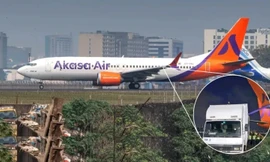 Máy bay bị xe tải đâm hỏng cánh 