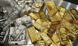 Giá vàng đi lên, giá bạc rơi khỏi đỉnh 