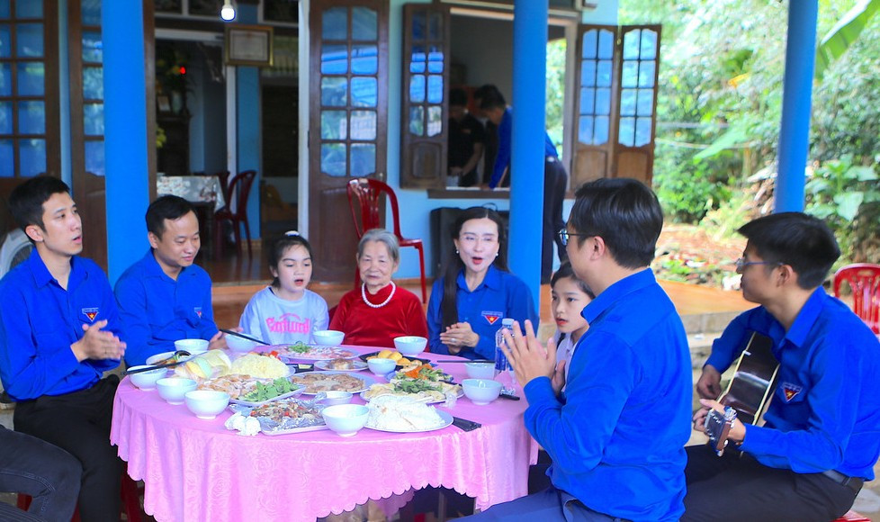 Bữa cơm "Ấm tình lòng mẹ" được các bạn đoàn viên thanh niên tổ chức tại nhà Mẹ Việt Nam Anh hùng Lê Thị Mót (SN 1932, xã Cồn Tiên, Quảng Trị) dịp 27/7 mới đây. anh-me-mot.jpg