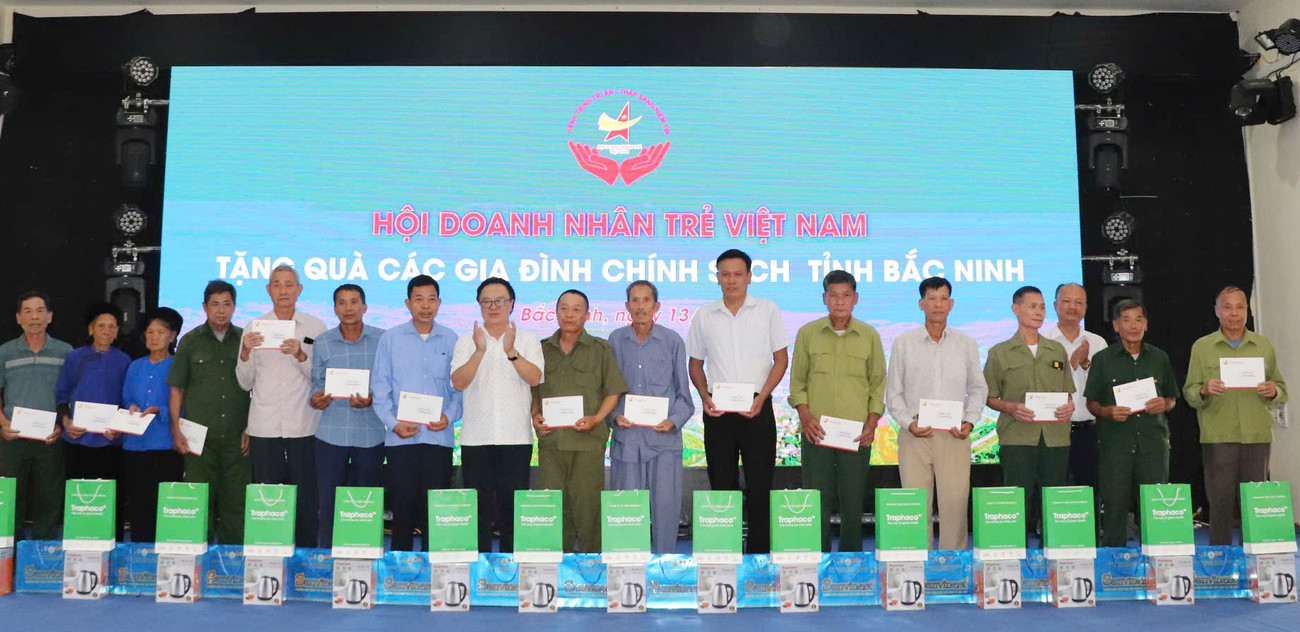 Ông Hoàng Bình Quân - nguyên Ủy viên T.Ư Đảng, Chủ tịch danh dự Hội DNT Việt Nam cùng các Phó Chủ tịch Hội: anh Nguyễn Hồng Phong, anh Nguyễn Tiến Long trao quà cho các gia đình chính sách tỉnh Bắc Ninh. Ảnh: BTC tienphong-doanhnhantre10.jpg