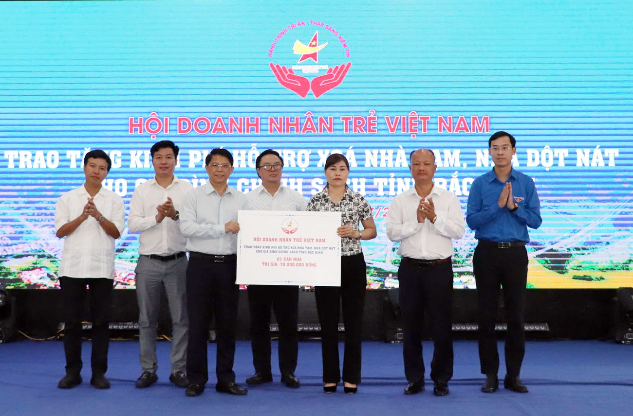 Phó Chủ tịch Hội Doanh nhân trẻ Việt Nam, Chủ tịch Hội Doanh nhân trẻ Bắc Ninh Nguyễn Tiến Long, đại diện CLB Sao Vàng đất Việt, trao biển tượng trưng hỗ trợ kinh phí xóa nhà tạm, nhà dột nát cho 1 gia đình trên địa bàn tỉnh Bắc Ninh. Ảnh: BTC tienphong-doanhnhantre11.jpg