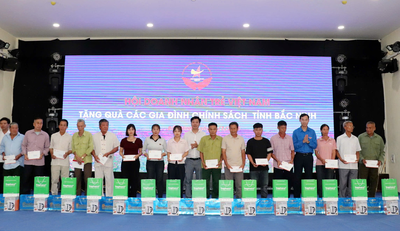 Phó Chủ tịch Hội DNT Việt Nam Hoàng Công Đoàn trao quà cho các gia đình chính sách tỉnh Bắc Ninh. Ảnh: BTC tienphong-doanhnhantre9.jpg
