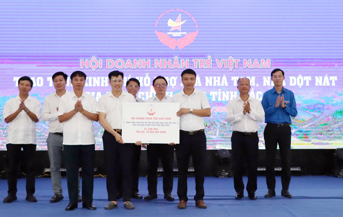Ủy viên Đoàn Chủ tịch Hội DNT Việt Nam Nguyễn Đức Cường trao biển tượng trưng hỗ trợ kinh phí xóa nhà tạm, nhà dột nát trên địa bàn tỉnh Bắc Ninh. Ảnh: BTC tienphong-doanhnhantre12.jpg