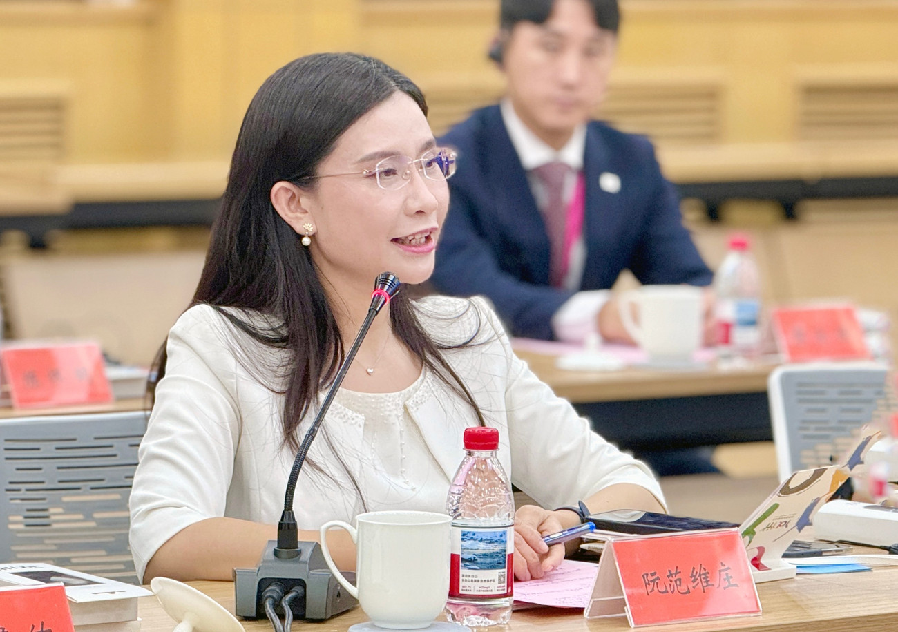 Chị Nguyễn Phạm Duy Trang trao đổi tại buổi làm việc. Ảnh: BTC tienphong-viet-trung-bithu-duytrang3.jpg