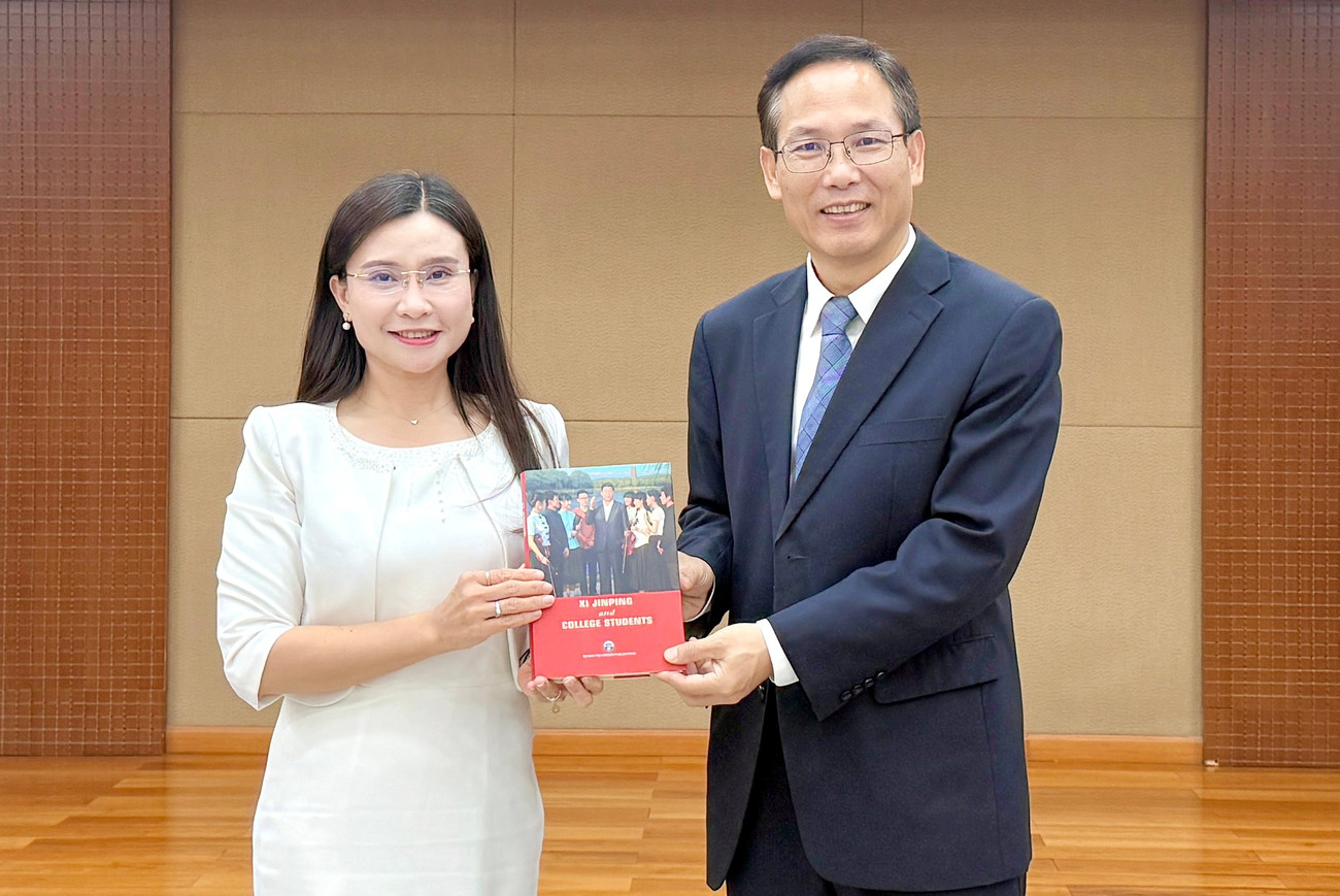 Anh Từ Hiểu và chị Nguyễn Phạm Duy Trang tại buổi làm việc. Ảnh: BTC tienphong-viet-trung-bithu-duytrang2.jpg