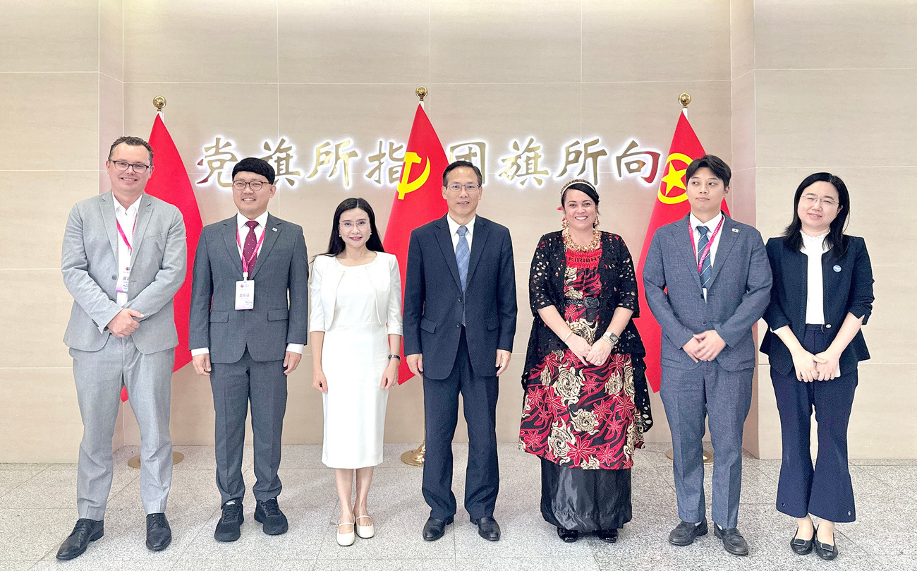 Chị Nguyễn Phạm Duy Trang và lãnh đạo T.Ư Đoàn TNCS Trung Quốc, cùng đại biểu một số nước tại buổi làm việc. Ảnh: BTC tienphong-viet-trung-bithu-duytrang.jpg
