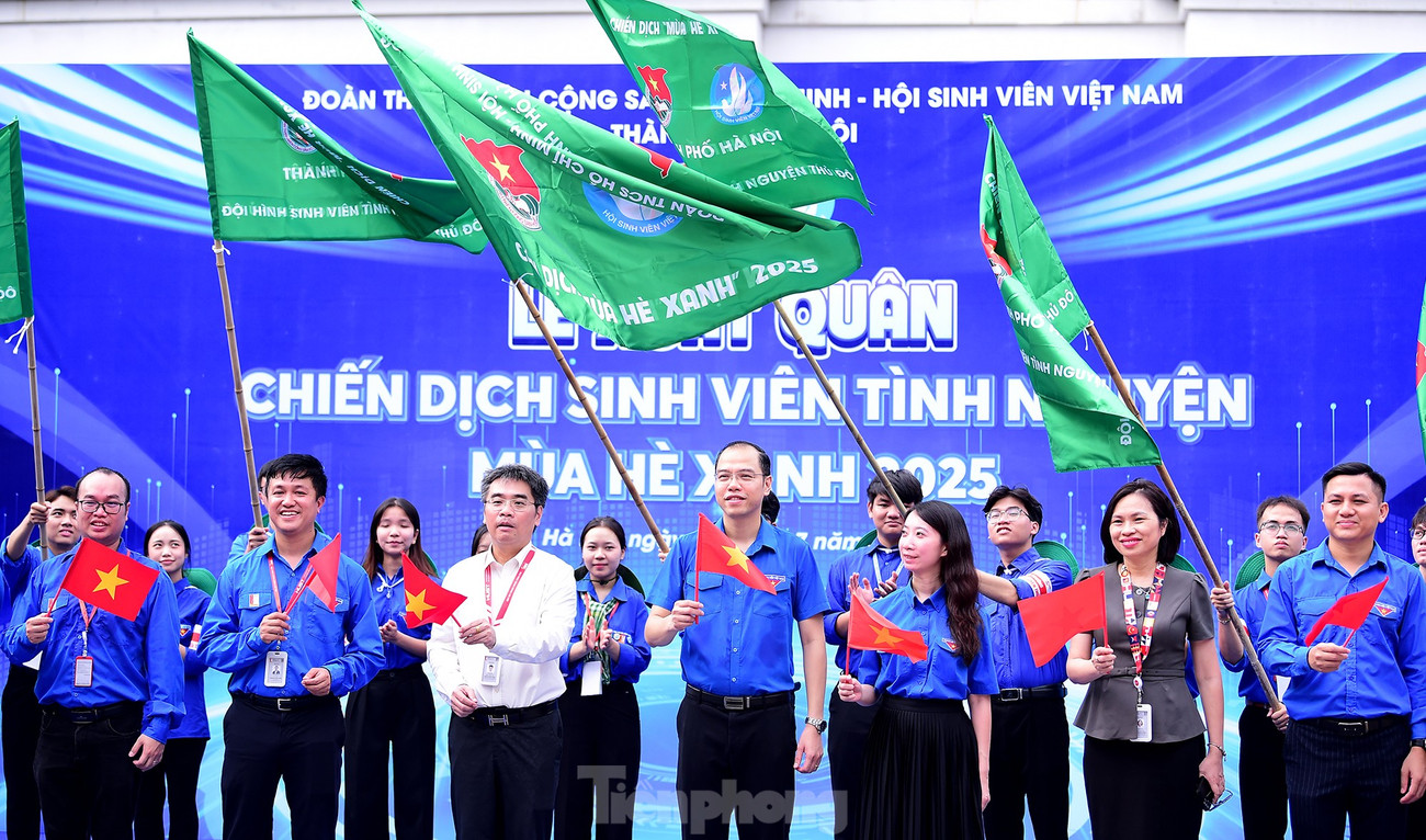 Nghi thức trao cờ lễ ra quân. Ảnh: Xuân Tùng tp-sinhvientinhnguyen-muahexanh-hanoi2a.jpg