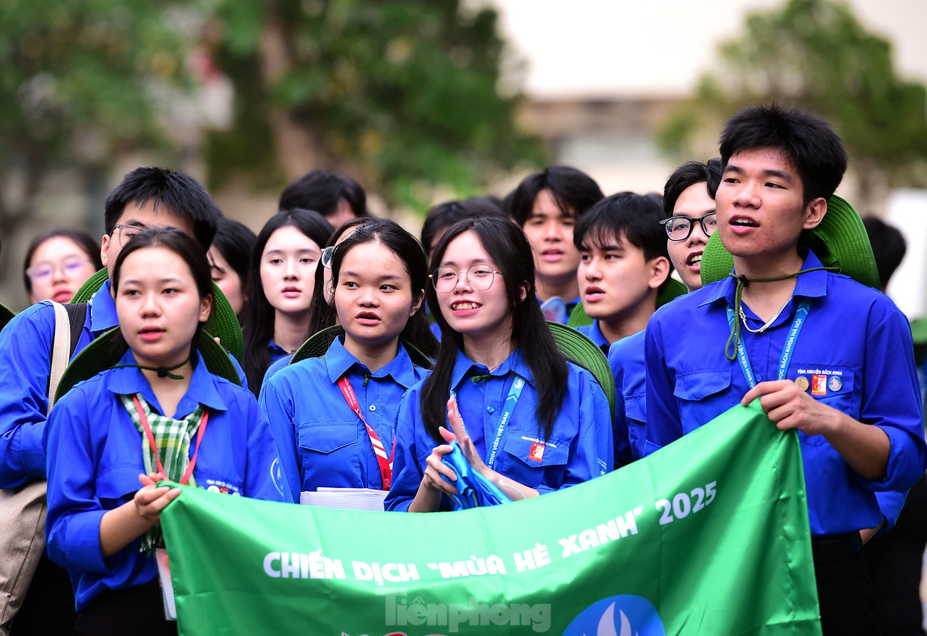 Nguyễn Thị Mai Trinh (ngoài cùng bên trái) cùng đồng đội trước giờ lên đường. Ảnh: Xuân Tùng tp-sinhvientinhnguyen-muahexanh-hanoi14.jpg