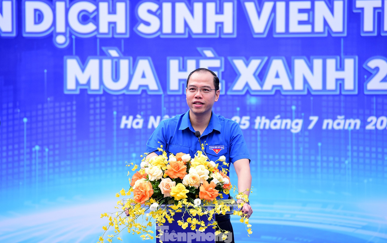 Anh Nguyễn Tiến Hưng phát biểu tại chương trình. Ảnh: Xuân Tùng tp-sinhvientinhnguyen-muahexanh-hanoi6.jpg