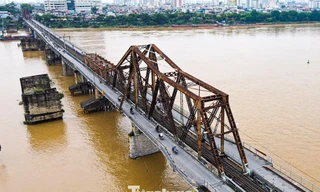 Thông tàu qua cầu Long Biên sau hơn 1 tuần gián đoạn